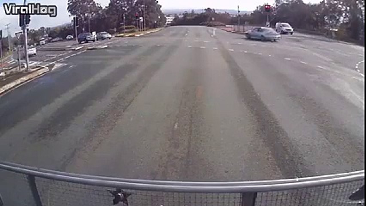 Une voiture fait du drift au mauvais endroit !