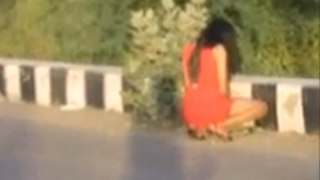 Pervert girl Piss on the road, in front of heavy traffic