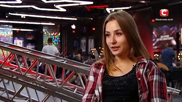 Исполняет песню Something’s Got - Christina Aguilera. Шикарный голос