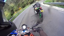 Un cycliste double deux motards