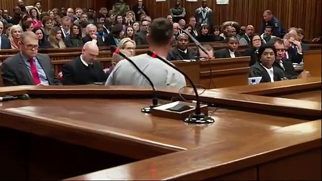 Oscar Pistorius marche sur ses moignons au tribunal afin d'émouvoir la juge