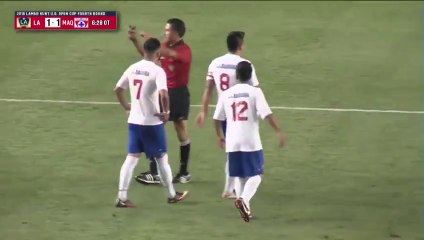 Un but bien fourbe d'une équipe de foot qui profite qu'un adversaire soit blessé...