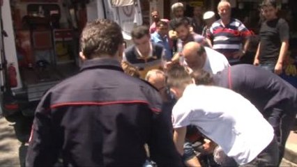 Asansörle Duvar Arasında Ayağı Sıkışınca Hastanelik Oldu