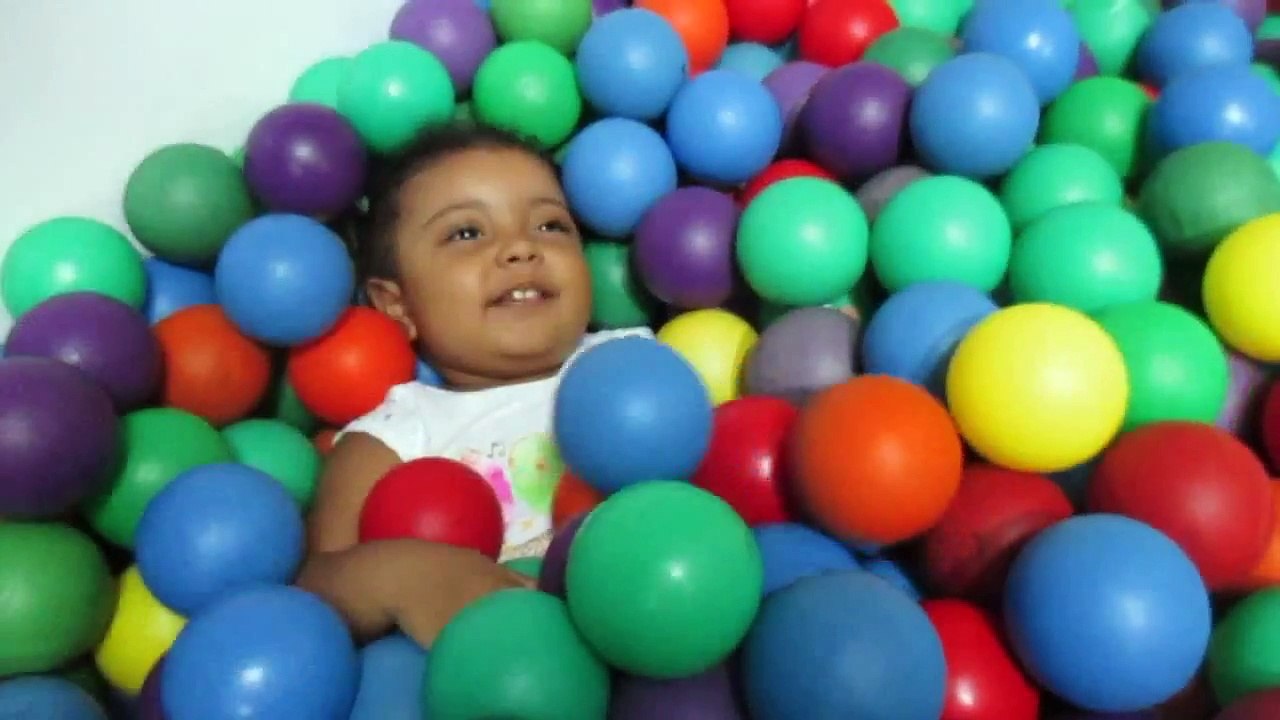 Piscina de Bolinhas é pra Relaxar também depois Brincar no Cavalinho- Emilly Laura