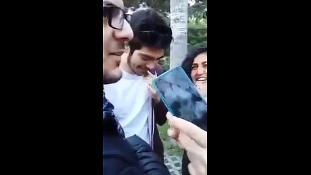 Aziz Yıldırım taklidi yapan gençten arkadaşına telefon şakası