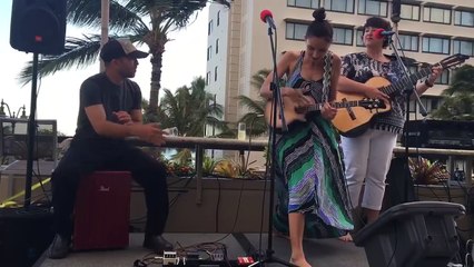 Elle joue du Ukulele comme personne !! Gros solo en live !