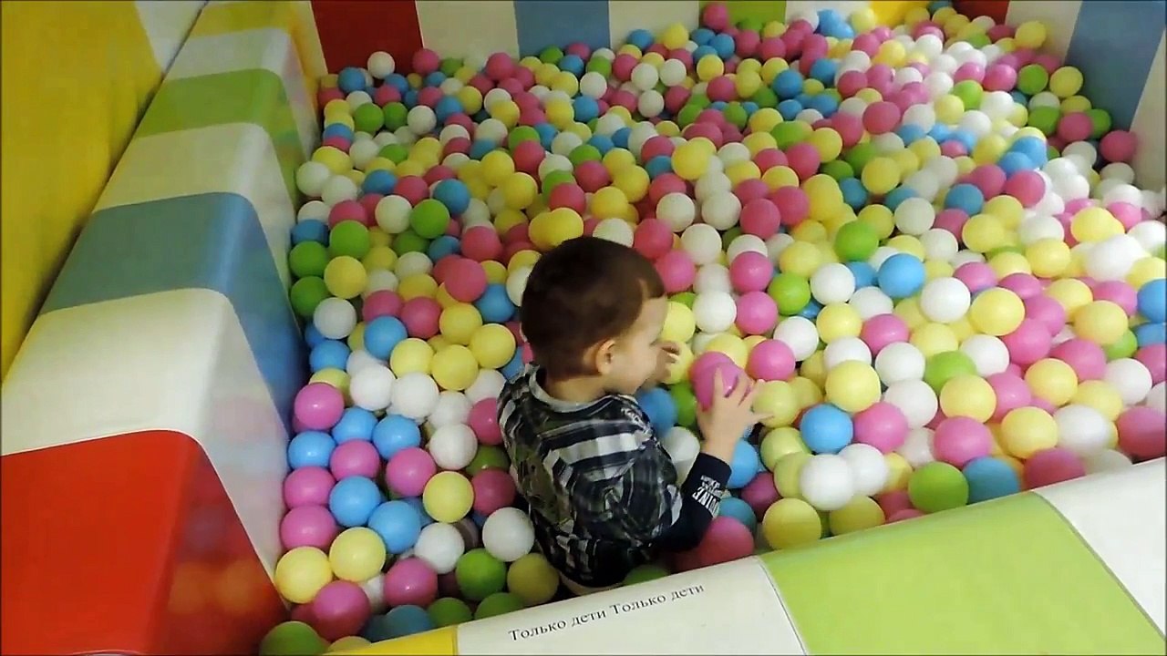 Детское видео,малыш играет на детской площадке.Для детей видео.#2