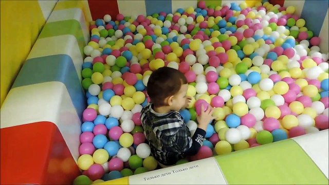 Детское видео,малыш играет на детской площадке.Для детей видео.#2