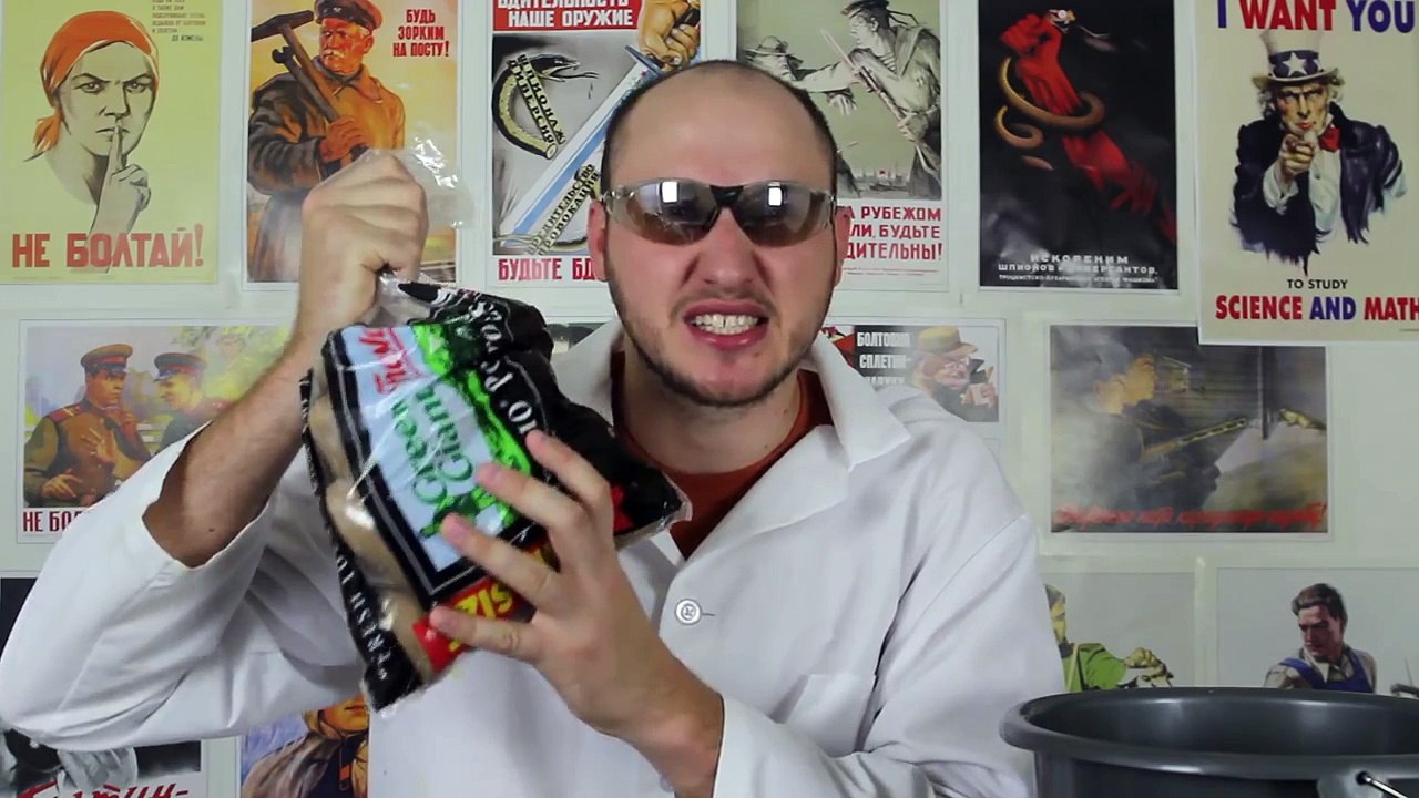 Il coupe la moitié de sa brosse en deux et ce qu’il fait avec est du pur génie !