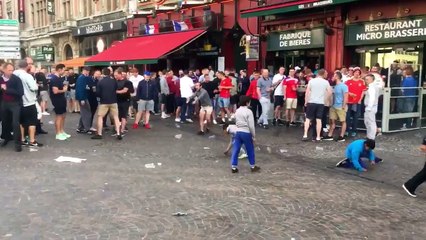 Des supporters anglais jettent des pièces à des enfants roms