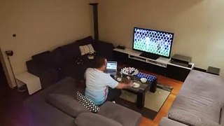 Un supporter turc se met à tout casser après une blague de sa femme pendant le match