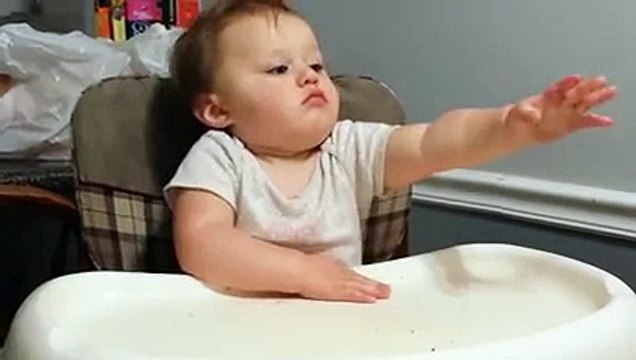 Ce papa a trouvé une façon marrante de faire manger des fruits à sa fille