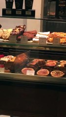 Des rats se baladent sur les quiches et pâtisseries d’une boulangerie Paul à Gare de Lyon (Paris)