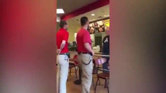 Il pète un cable en voyant une femme allaiter