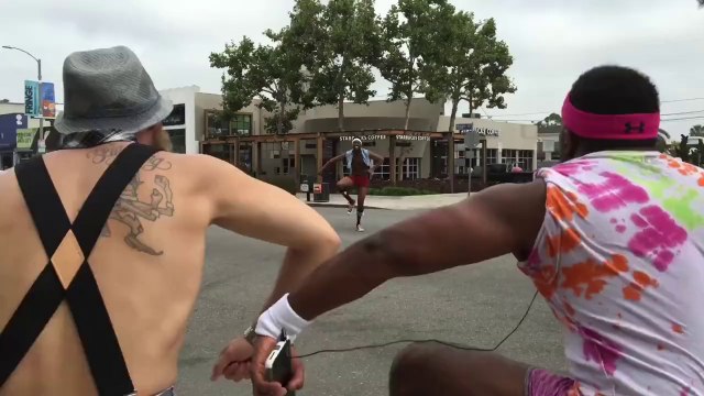 Danse pendant le footing improbable de 3 mecs sur Take On Me