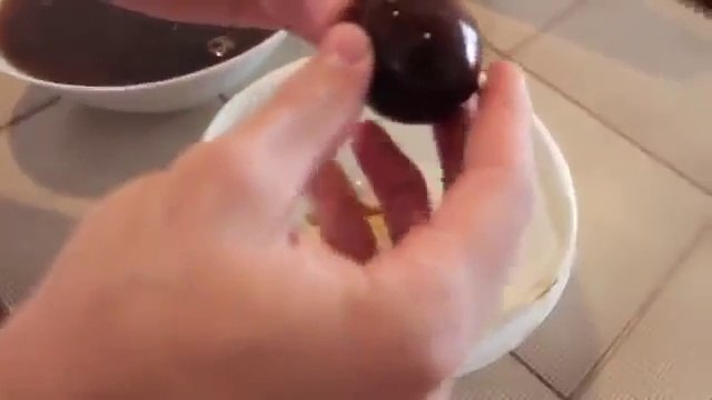 Laisser un oeuf dans du Coca-Cola pendant 1 an : expérience énorme