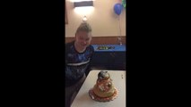 Elle met un coup de tête dans son gâteau d'anniversaire : très mauvaise idée qui se termine en FAIL