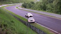 Isto é o que acontece quando um condutor de um M3 apanha um Porsche lento em Nurburgring!