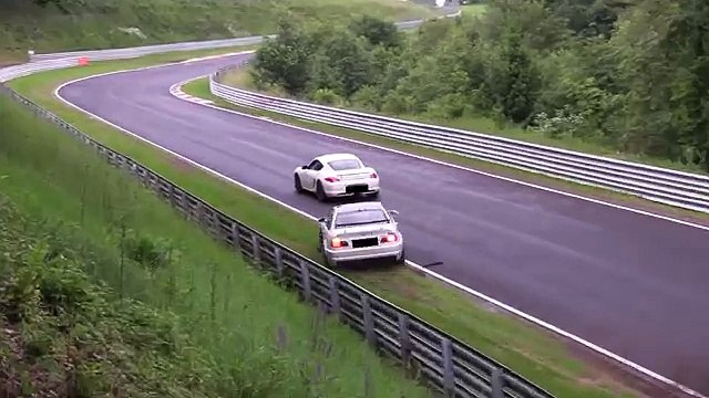 Isto é o que acontece quando um condutor de um M3 apanha um Porsche lento em Nurburgring!