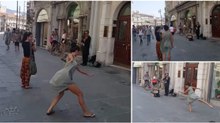 Jovem palestina acompanha violinista de rua em Itália a dançar... QUE MOMENTO MÁGICO!