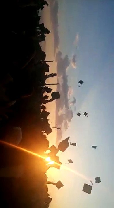 Dicle Üniversitesi Diyarbakır Teknik Bilimler Meslek Yüksek Okulu 2016 mezuniyet Törenin keep atma sahnesi