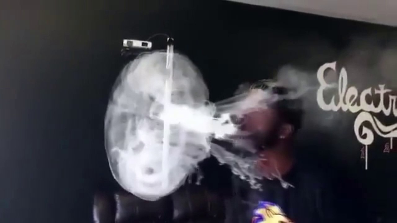 Il réalise une méduse avec la fumée d'une cigarette électronique