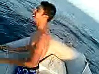 إلقاء القبض على جماعة في حالة غير عادية فاضحة وسط البحر