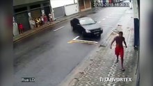 В прогуливающегося парня чуть не влетела машина