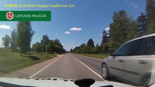 James Bond Wannabe Deploys Smokescreen and Spikes During Epic Car Chase