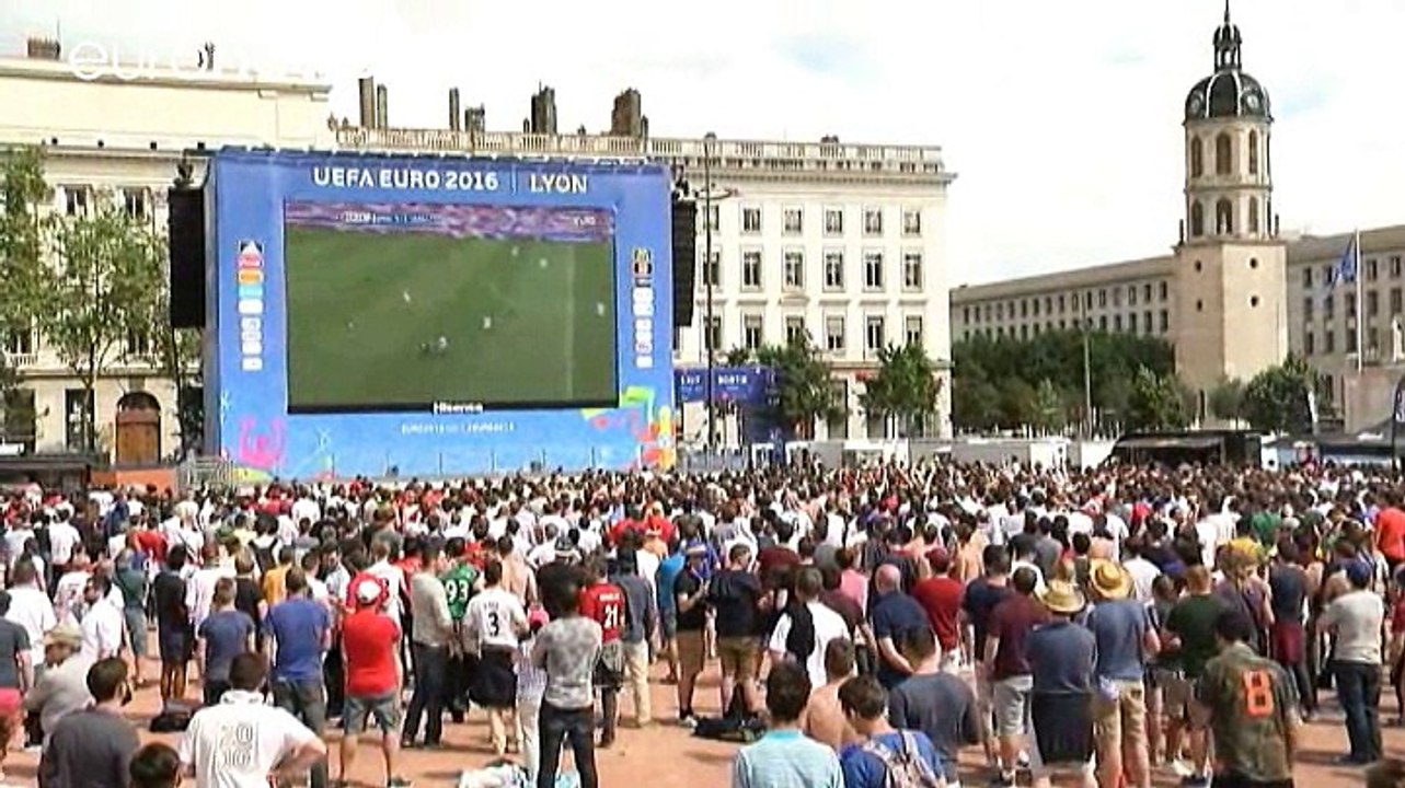 Los hinchas ingleses celebran la victoria "in extremis" frente a Gales