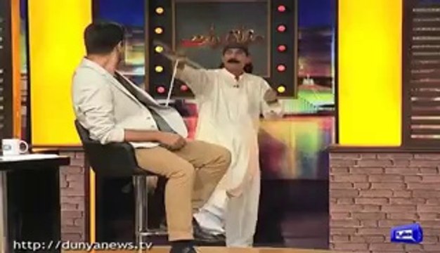 Iftikhar Thakur thrashes electricity meter in Mazaq Raat and making fun of PML-N over Load shedding in Ramadan