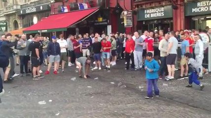 Göçmen çocuklara bozuk para fırlattılar.mp4