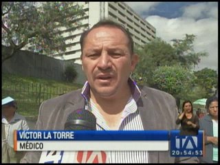 Personal del Eugenio Espejo protesta por despidos