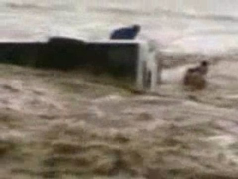 Bus pris par les eaux