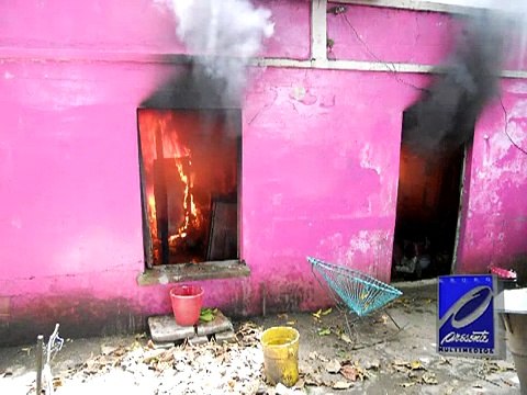Se incendia casa en la colonia Atasta, Avenida Adolfo Ruiz Cortines y 27 de Febrero