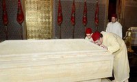 جلالة الملك محمد السادس يترحم على روح المغفور له محمد الخامس، طيب الله ثراه.