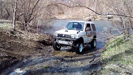 Suzuki Jimny nearly blown over while crossing the river