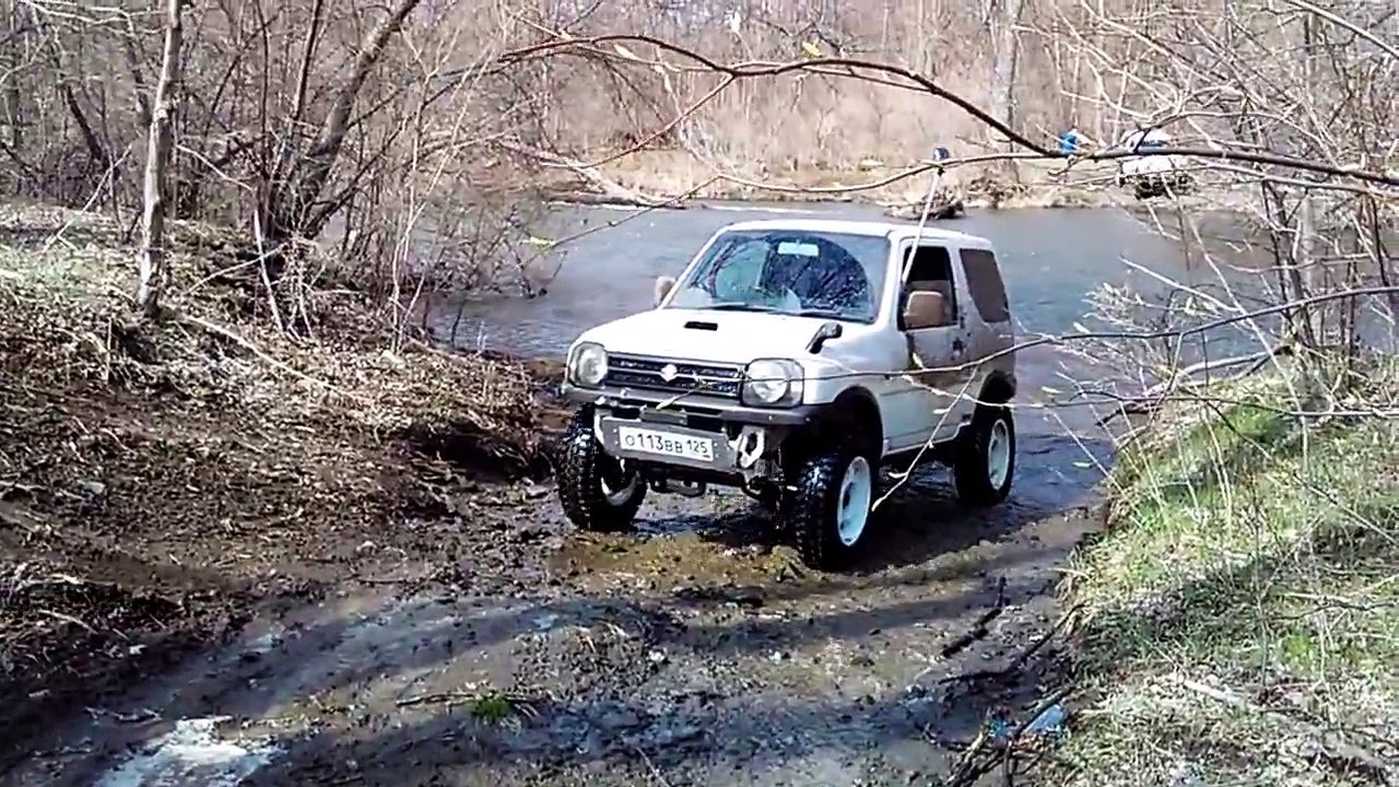 Suzuki Jimny nearly blown over while crossing the river