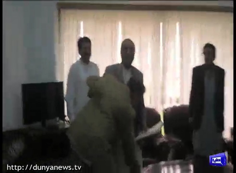 Pervaiz Rashid shows respect to Khurshid Shah, AGAIN touches his knees