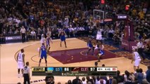 LeBron James met un gros contre à stephen Curry - Finales NBA 2016