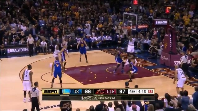 LeBron James met un gros contre à stephen Curry - Finales NBA 2016