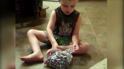 Cette fillette confond le thermomètre avec un test de grossesse... FAIL