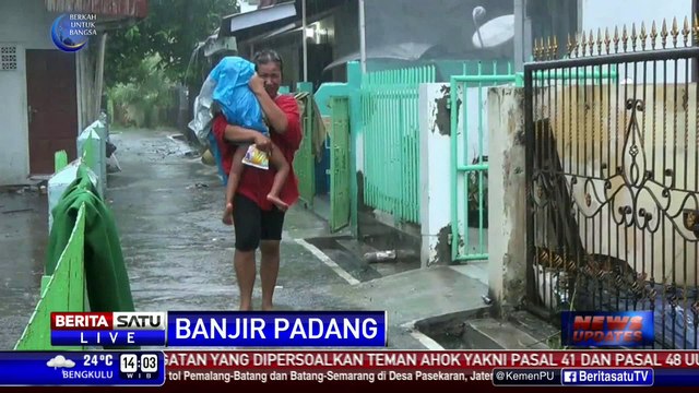 Bersih-bersih Lumpur Akibat Banjir, Warga Khawatirkan Banjir Susulan
