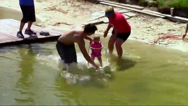 A 6 mois, ce bébé fait du ski nautique et bat le précédent record