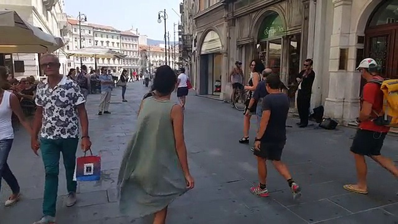 Une danseuse se joint à un musicien de rue pour une démo exceptionnelle