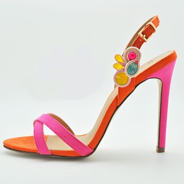 Customiser une paire de chaussures avec un accessoire à clipser en soutache