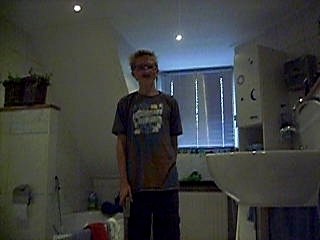 player-tv eigen  huis  in puin