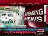 Peshawar cantt - Galat over take karne par car sawaron main bethay chote bacho ki automatic rifle se firing - EXCLUSIVE VIDEO