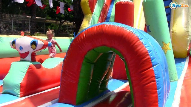 ПОКОЙО. Ярослава в Домике с Котятами! Прыгаем на батуте в парке. Видео для детей. Pocoyo Toys