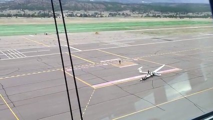 Le vent fait décoller des avions